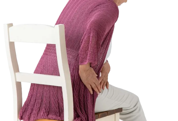 椅子に座るご高齢の方